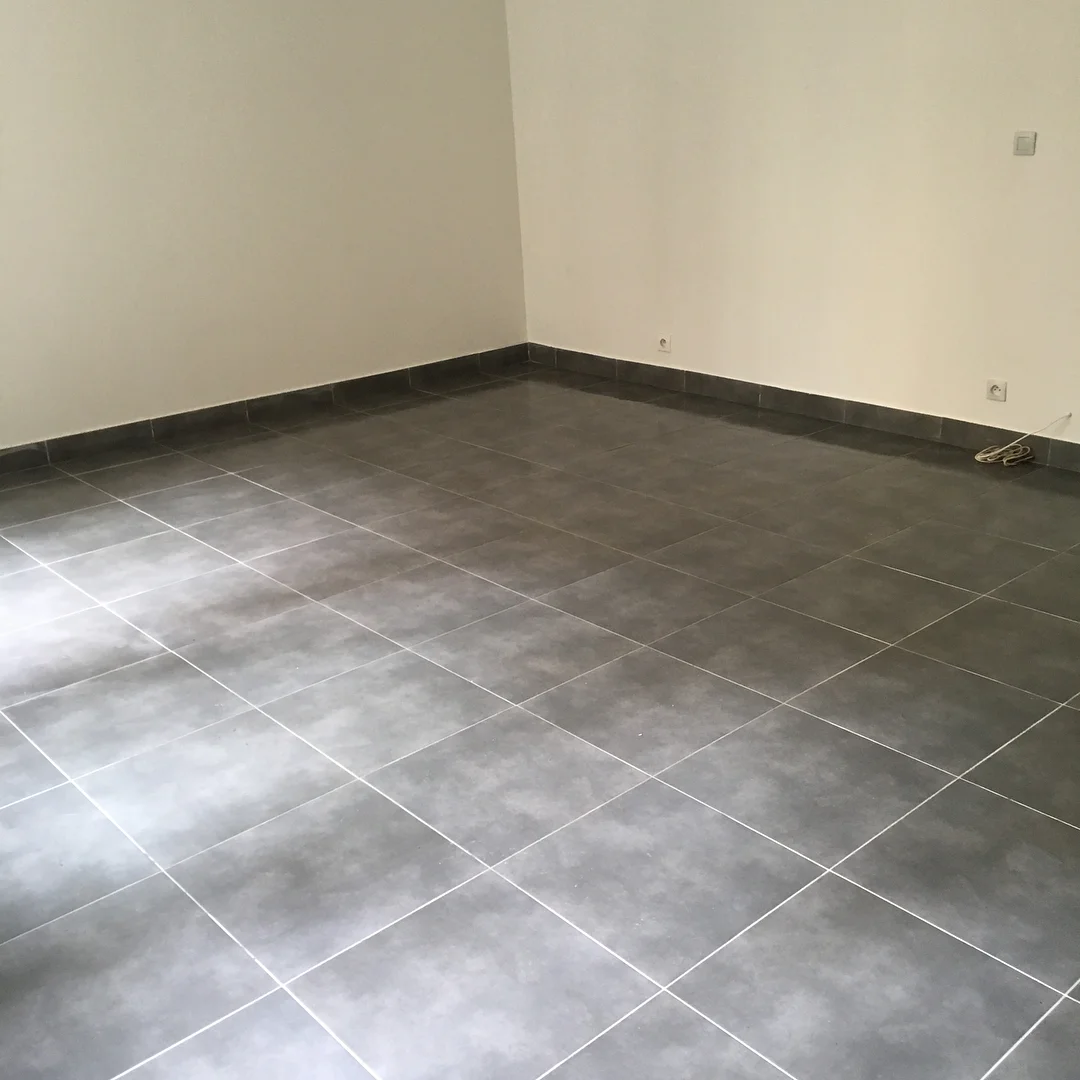 Pose de carrelage salon moderne à Orléans - Carreleur expert